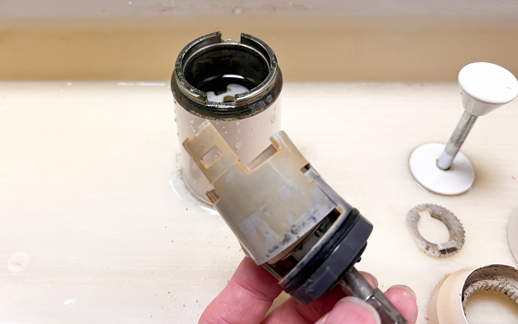 TOTO洗面台水漏れ修理尾